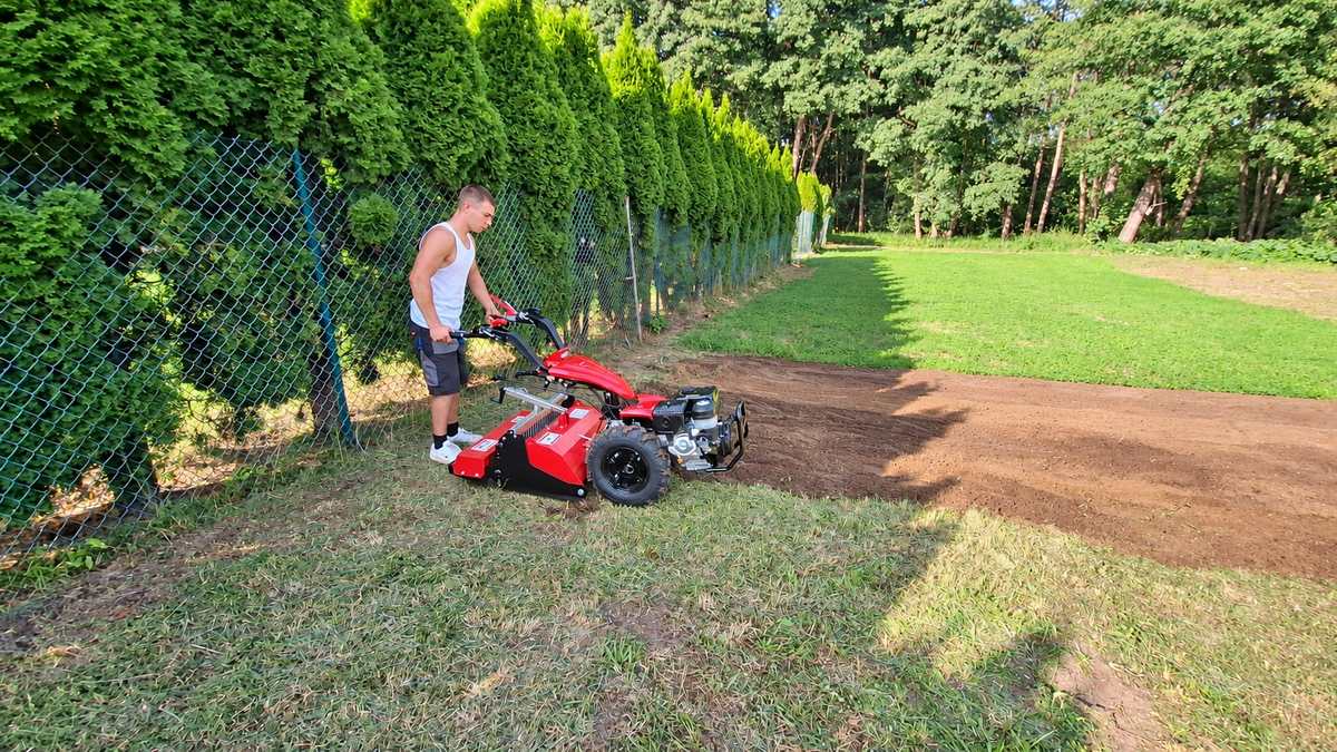 Glebogryzarka separacyjna w trakcie pracy na zaniedbanym trawniku
